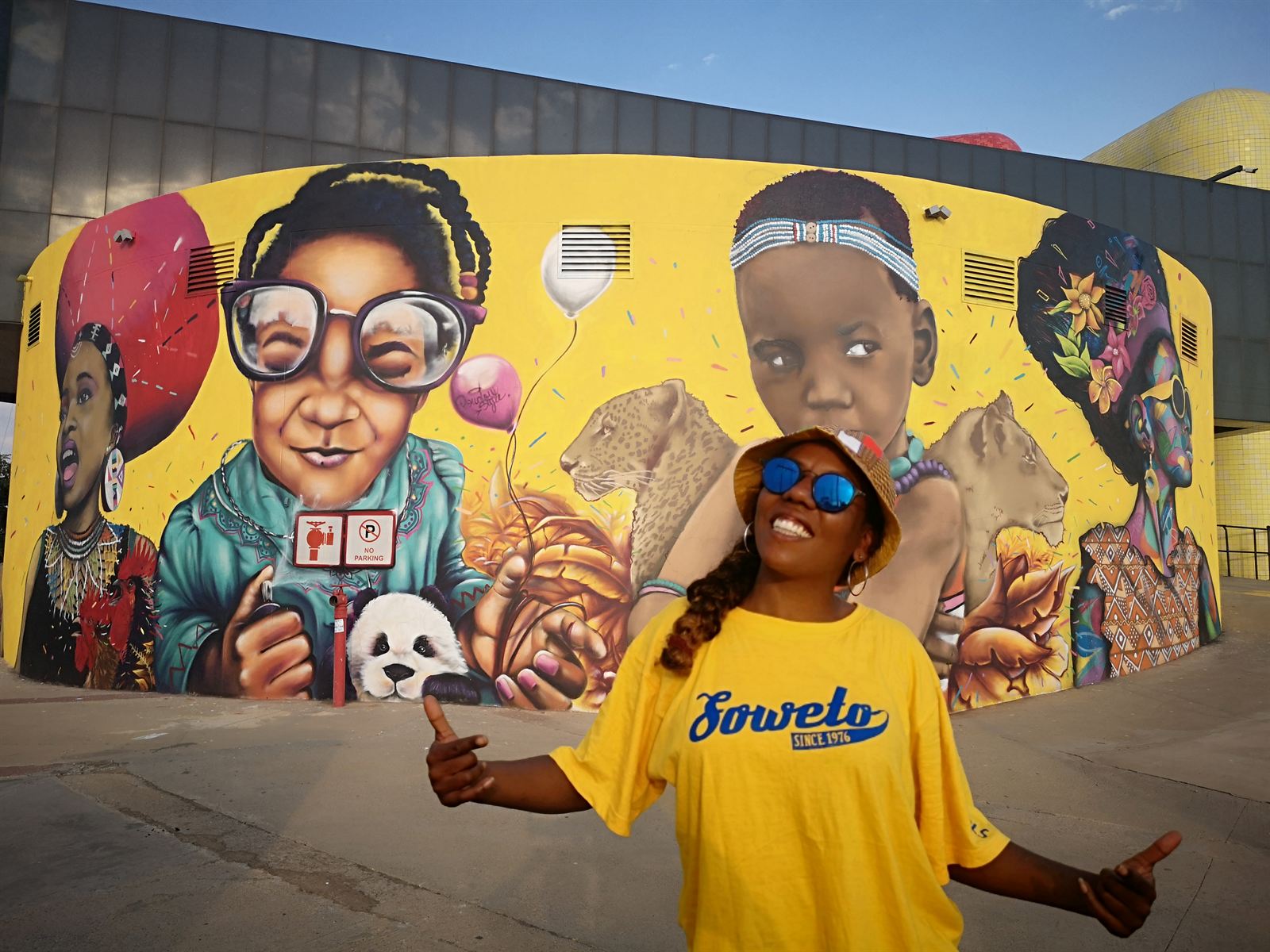 Doudou Style — devant sa fresque Soweto Unity, Afrique du Sud 2019