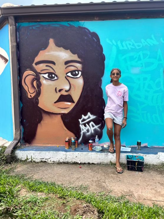 Atelier Street Art sur mur — élèves en pleine création avec Doudou Style